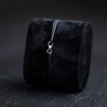 Preview: 1,5 mm schwarzes Nylonarmband mit einem silbernen Infinity-Zeichen - Infinity Black Silver